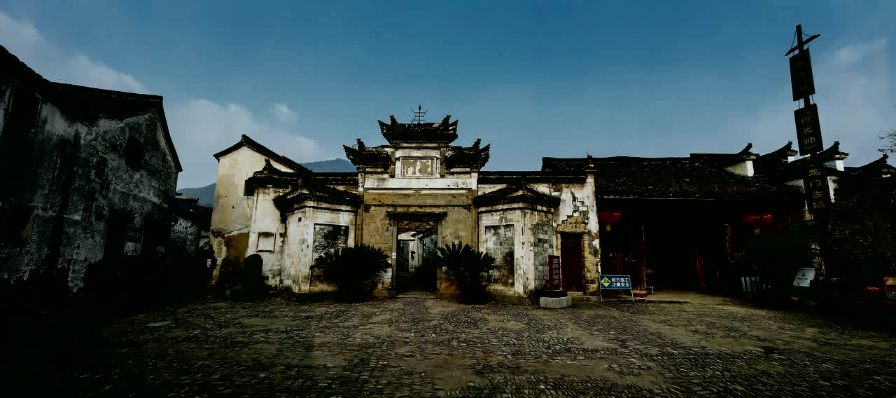 龙门古镇牌楼与卵石广场